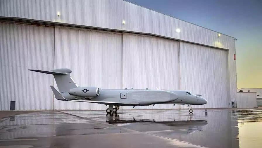 La plus grande partie des équipements de guerre électronique sont placés le long de la cabine de l'avion.