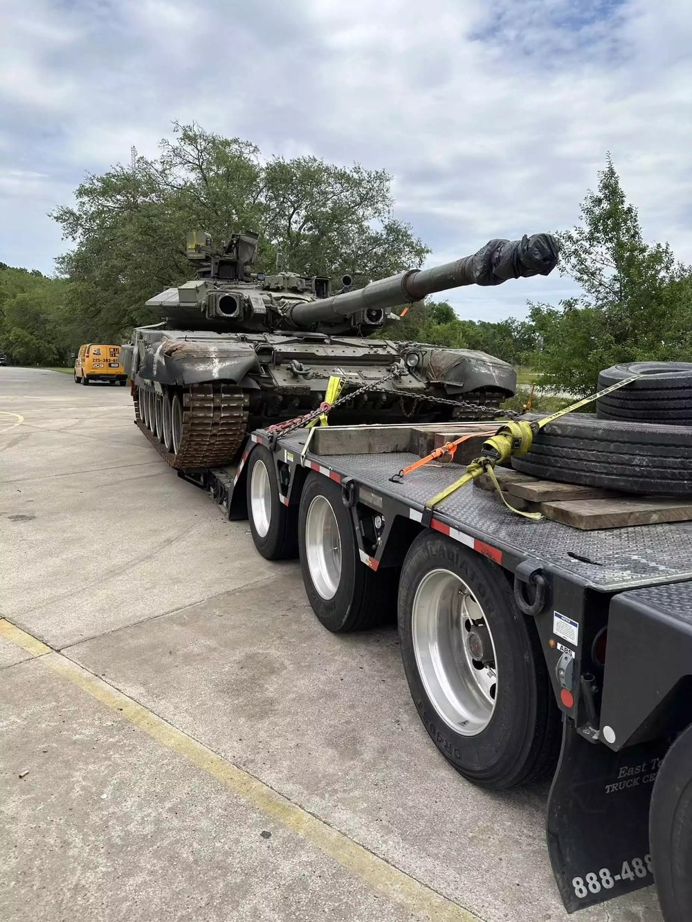 Le T-90A russe sur sa remorque en Louisiane.