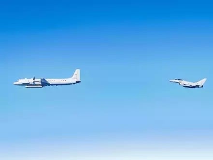 L'avion de reconnaissance et de renseignement d'origine électromagnétique Iliouchine IL-20 escorté par un chasseur Typhoon dans le cadre de l'opération Azotize.