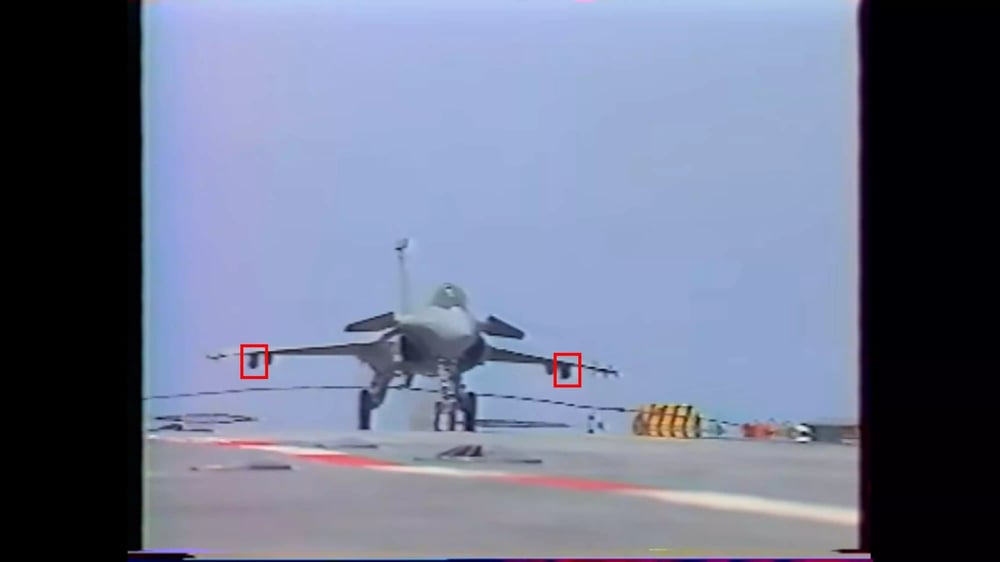 Pods caméra (carrés rouges) du Rafale M01 durant un appontage sur le Foch en avril 1993.
