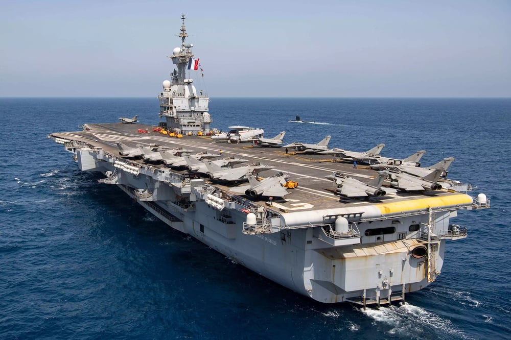 Aujourd'hui, le Charles de Gaulle et son "tout Rafale".
