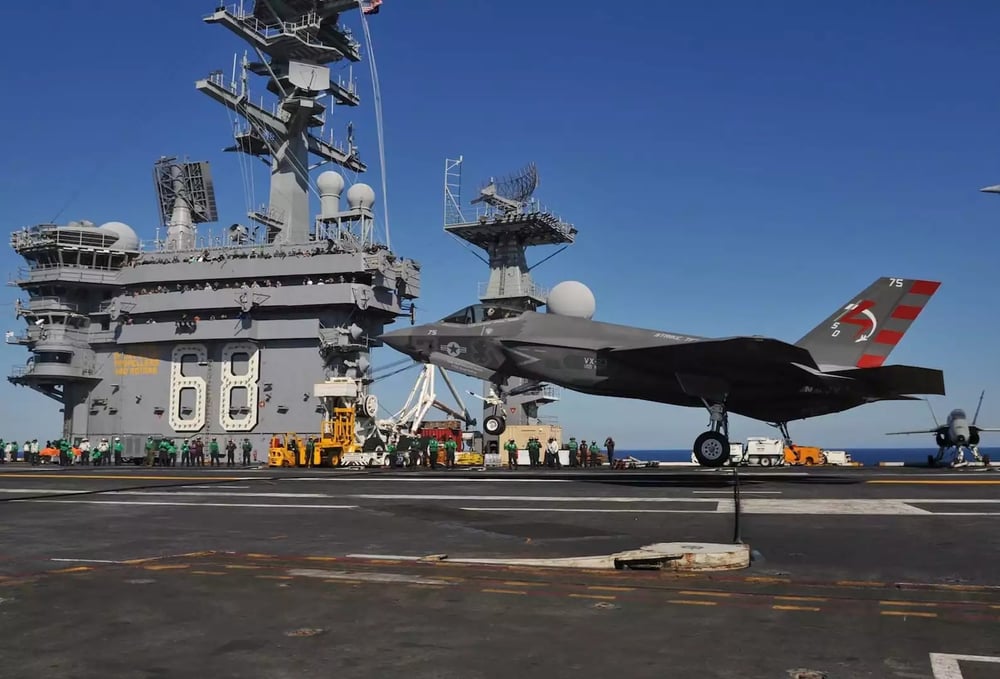 Premier appontage d'un F-35C (prototype CF-03) sur un porte-avions (USS Nimitz, CVN-68).
