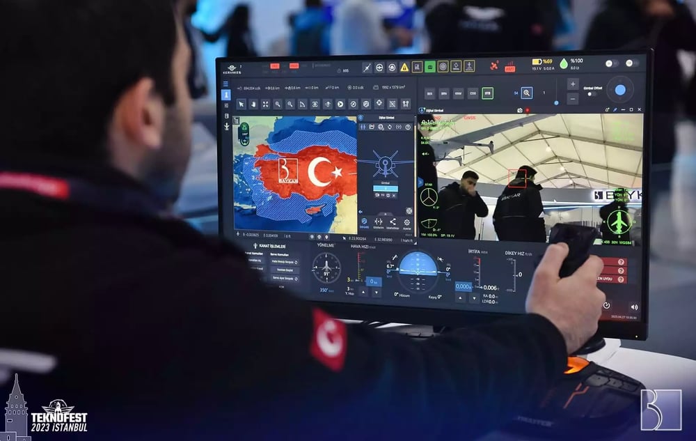 Photographie de l'écran de contrôle du missile Kemankeş sur lequel sont retransmises les images prises par la caméra du drone.