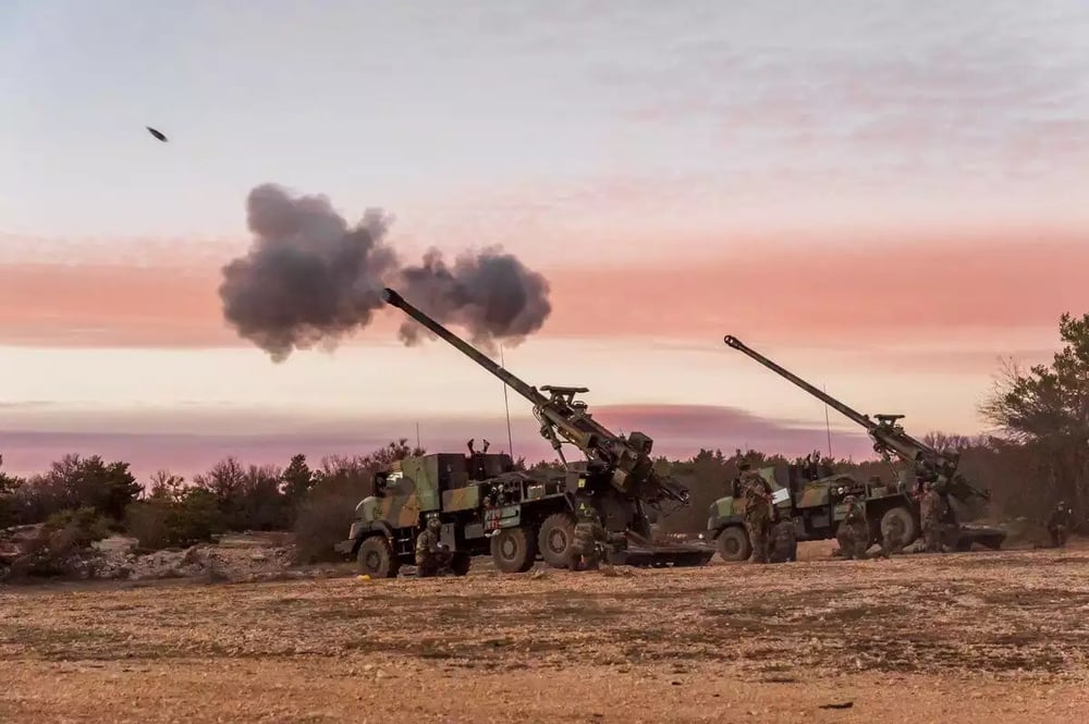 Deux CAESAr de l'Armée de Terre en position de tir.