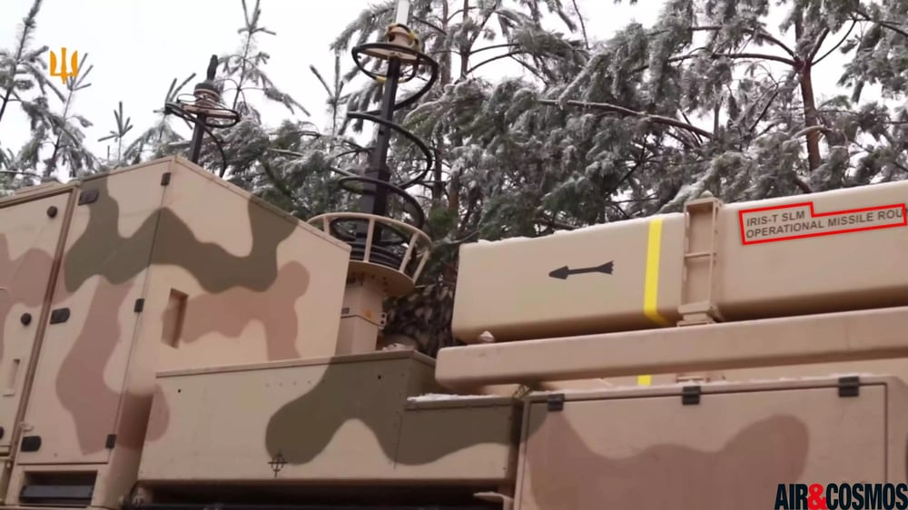 La vidéo permet d'identifier clairement les missiles utilisés : IRIS-T SLM, la version moyenne portée du système antiaérien en question.