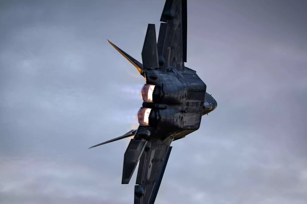 Le F-22 Raptor possède une envergure de13,6 mètres, fait 18,9 mètres de long et 5,1 mètres de haut