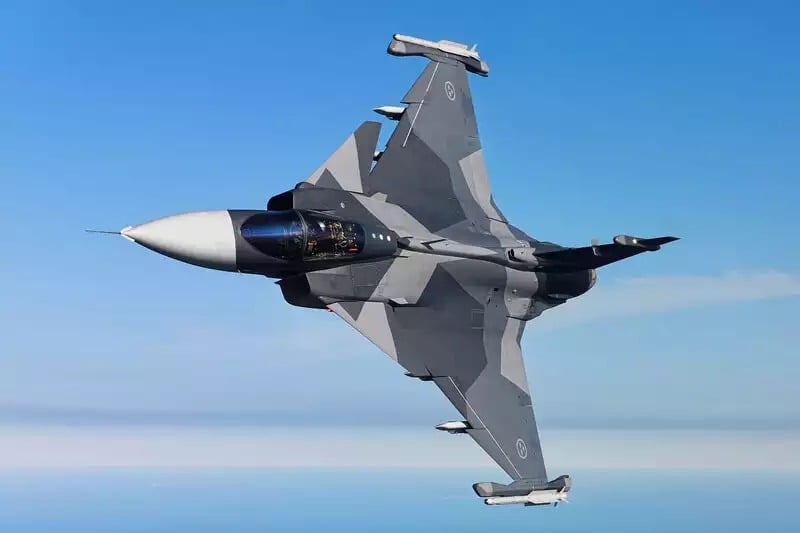 Un Gripen E suédois en vol. Il s'agit de la série la plus avancée du Gripen et actuellement en phase de test en Suède.