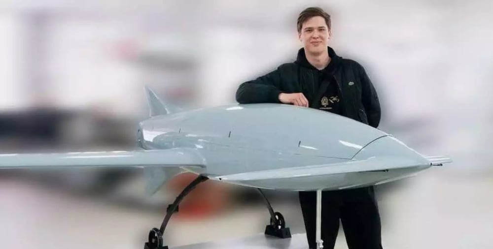 Le bloggeur Ihor Lachen devant l'un des cinq drones Beaver qu'il a pu financé grâce à une levée de fonds.