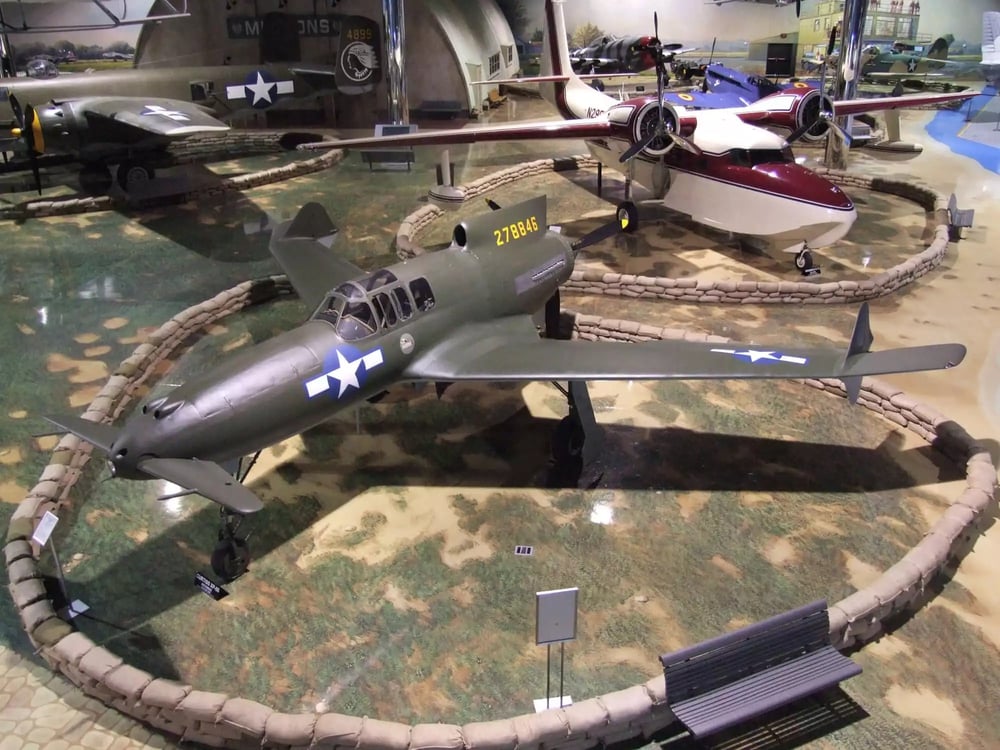 Unique exemplaire encore visible du XP-55 Ascender au National Air & Space Museum. On reconnait facilement la configuration canard (avec ses "moustaches" à l'avant et son aile à l'arrière) ainsi que son moteur propulsif.