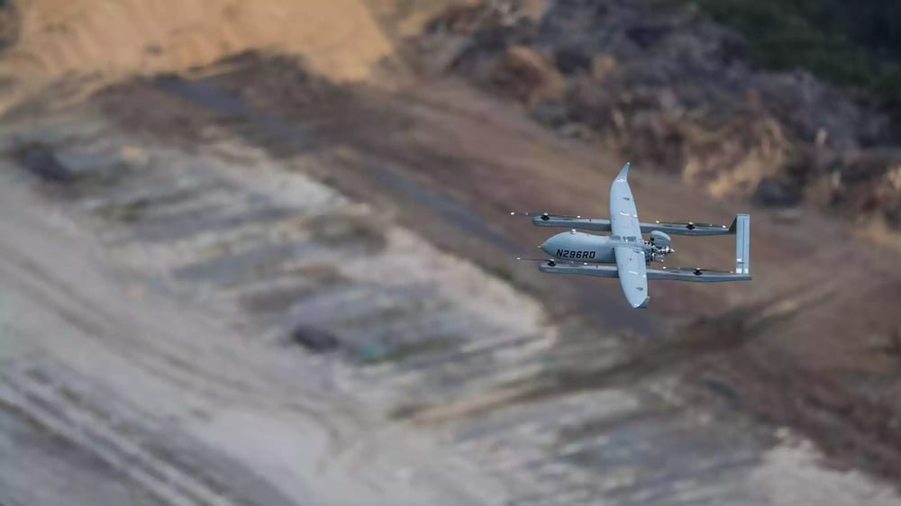 Le drone Aerosonde HQ à décollage et atterrissage verticaux (VTOL) possède une version à aile fixe lancée via une rampe de lancement.
