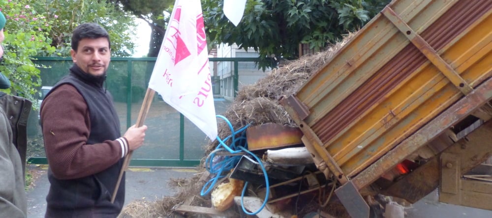 Rémi Dumas, président du CDJA de l’Hérault, en pleine action devant les bureaux de la DDTM à Béziers le 26 septembre 2025.