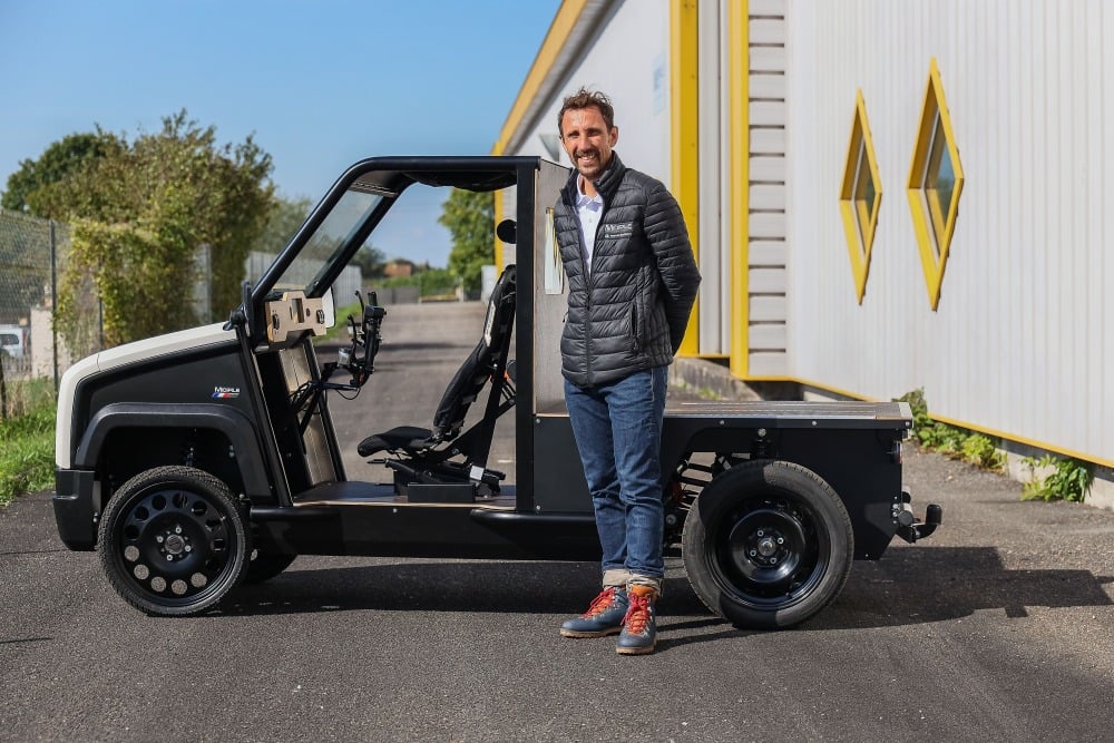 Le fondateur de Midipile Mobility Benoît Trouvé et le modèle de série du véhicule de série produit en Charente.