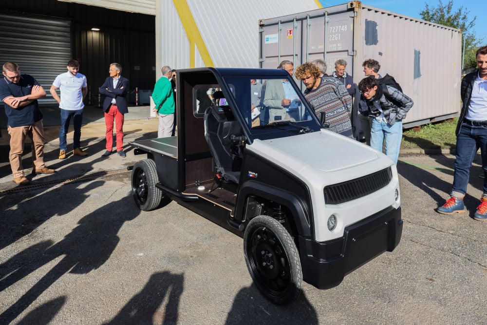 Présentation du micro-utilitaire électrique de la société charentaise devant un parterre d’investisseurs et futurs clients.