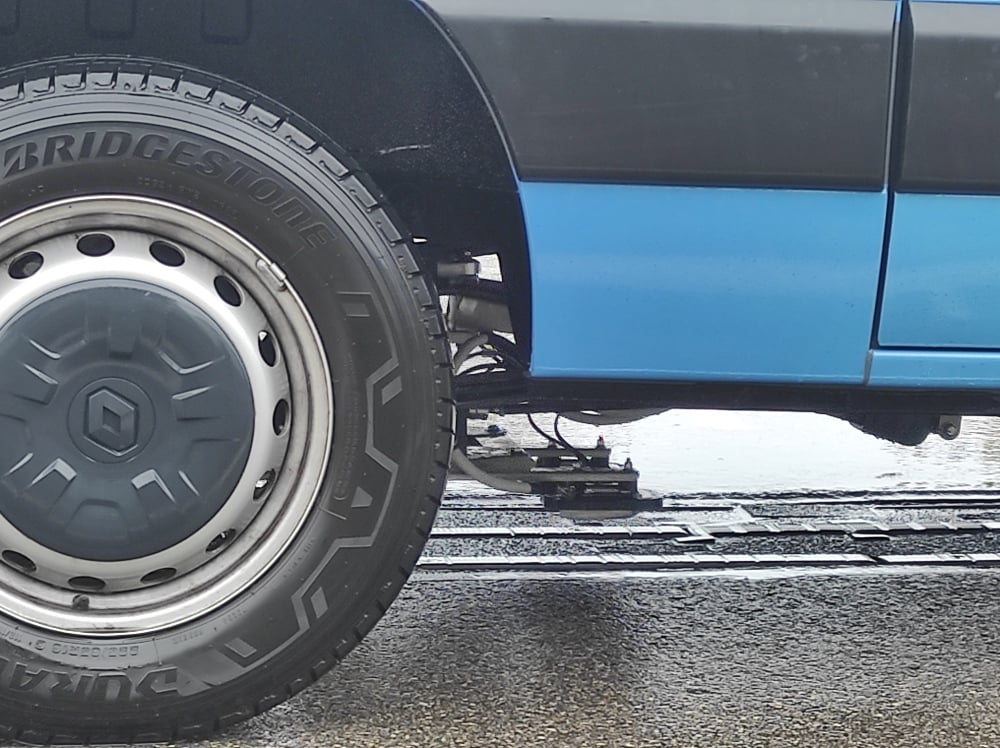 Patin permettant l'alimentation électrique et la recharge du véhicule par le sol. Projet eRoadMontBlanc.