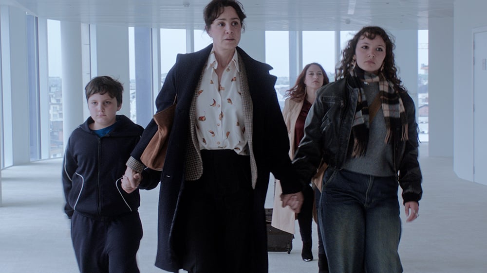 « On vous croit », de Charlotte Devillers et Arnaud Dufeys, avec Myriem Akheddiou, Laurent Capelluto, Natali Broods, Ulysse Goffin. 1 h 18. Sortie mercredi.