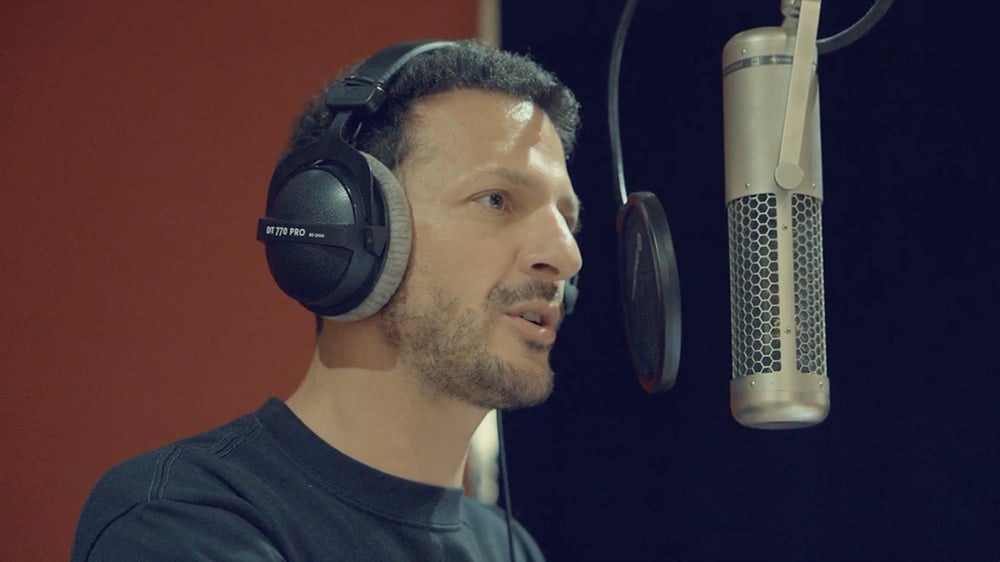 Vincent Dedienne reprend « Donner pour donner » de Michel Berger (à droite).