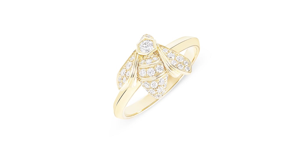 Chaumet - Bague Bee en or jaune, pavé de diamants taille brillant.