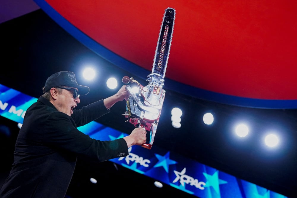 Elon Musk brandit une tronçonneuse lors de la Conservative Political Action Conference (CPAC) à National Harbor, dans le Maryland.