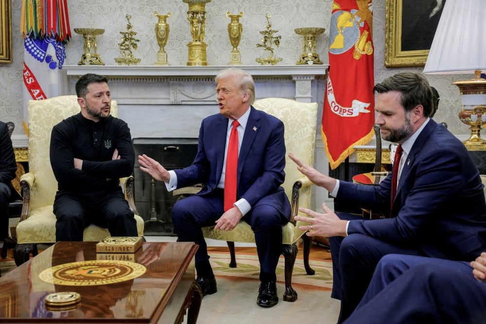 "Je ne joue pas aux cartes, répond notamment Volodymyr Zelensky. Je suis très sérieux, Monsieur le président. Je suis un président face à une guerre".