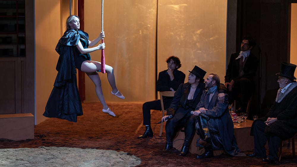 Bovary Madame, mise en scène de Christophe Honoré d’après Flaubert, en tournée jusqu’en avril 2026 à Lyon, Douai, Angers, Nice et Paris (Théâtre de la Ville du 20 mars au 16 avril).