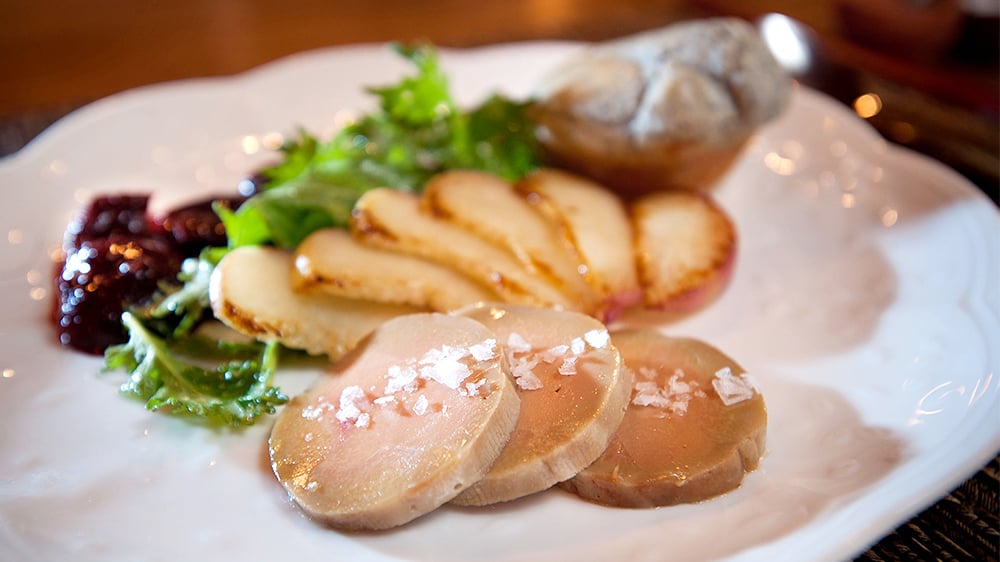 Depuis plus de vingt ans, une charte du foie gras a été signée par les professionnels de la filière les soumettant à des règles strictes