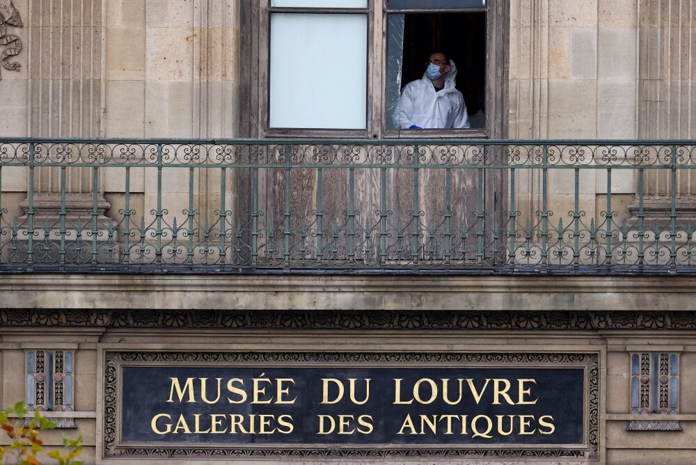 La police scientifique examine une fenêtre qui a servi lors du cambriolage, réalisé avec un véhicule nacelle.