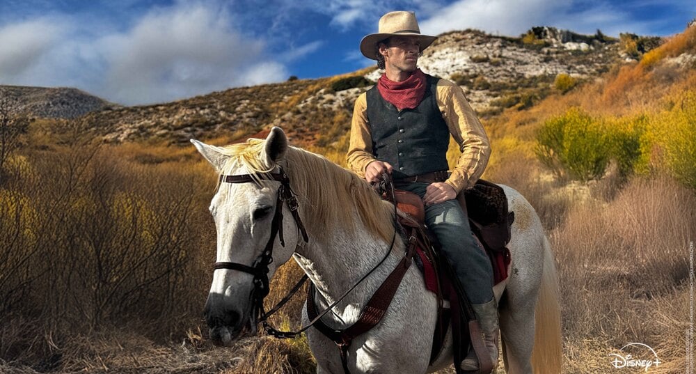 Alban Lenoir incarne Lucky Luke dans la série éponyme.