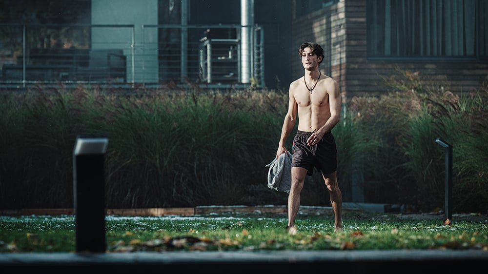 « Gourou », de Yann Gozlan, avec Pierre Niney, Marion Barbeau, Anthony Bajon, Jonathan Turnbull et Christophe Montenez.