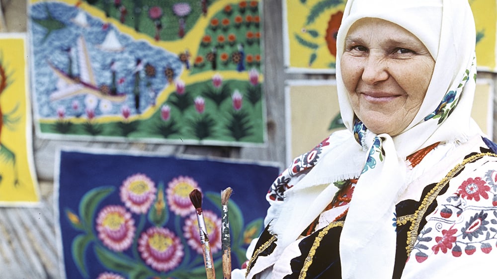 L’artiste ukrainienne Maria Primachenko avec ses œuvres dans un village du district d’Ivankiv, à la fin des années 1960.