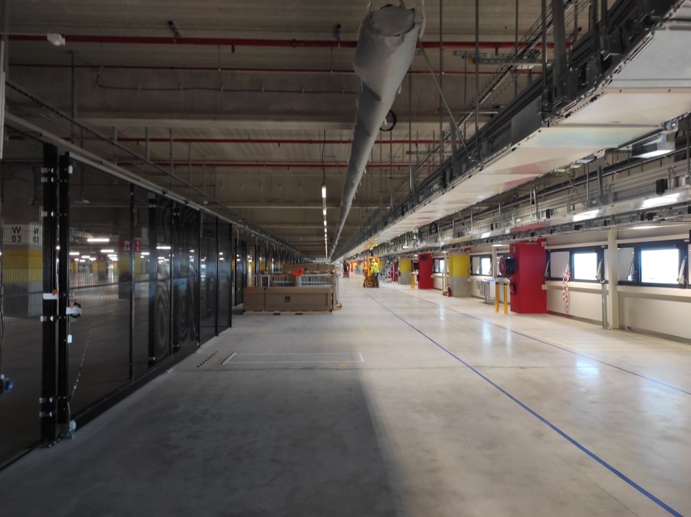Premier étage de la nouvelle plateforme d'Amazon, près de Lyon. Les armoires robotisées seront placés à l'intérieur de l'espace grillagé et les postes de travail tout autour.
