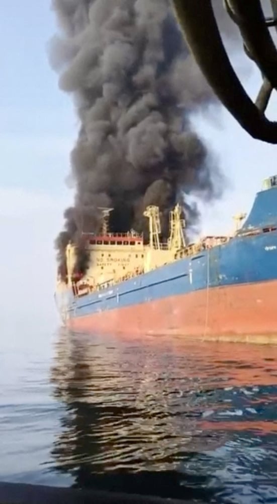Des panaches de fumée s’échappent d’un pétrolier sous sanctions américaines, touché au large de la péninsule omanaise de Musandam, comme le montre cette capture d’écran d’une vidéo obtenue par REUTERS le 1er mars 2026. CETTE IMAGE A ÉTÉ FOURNIE PAR UN...