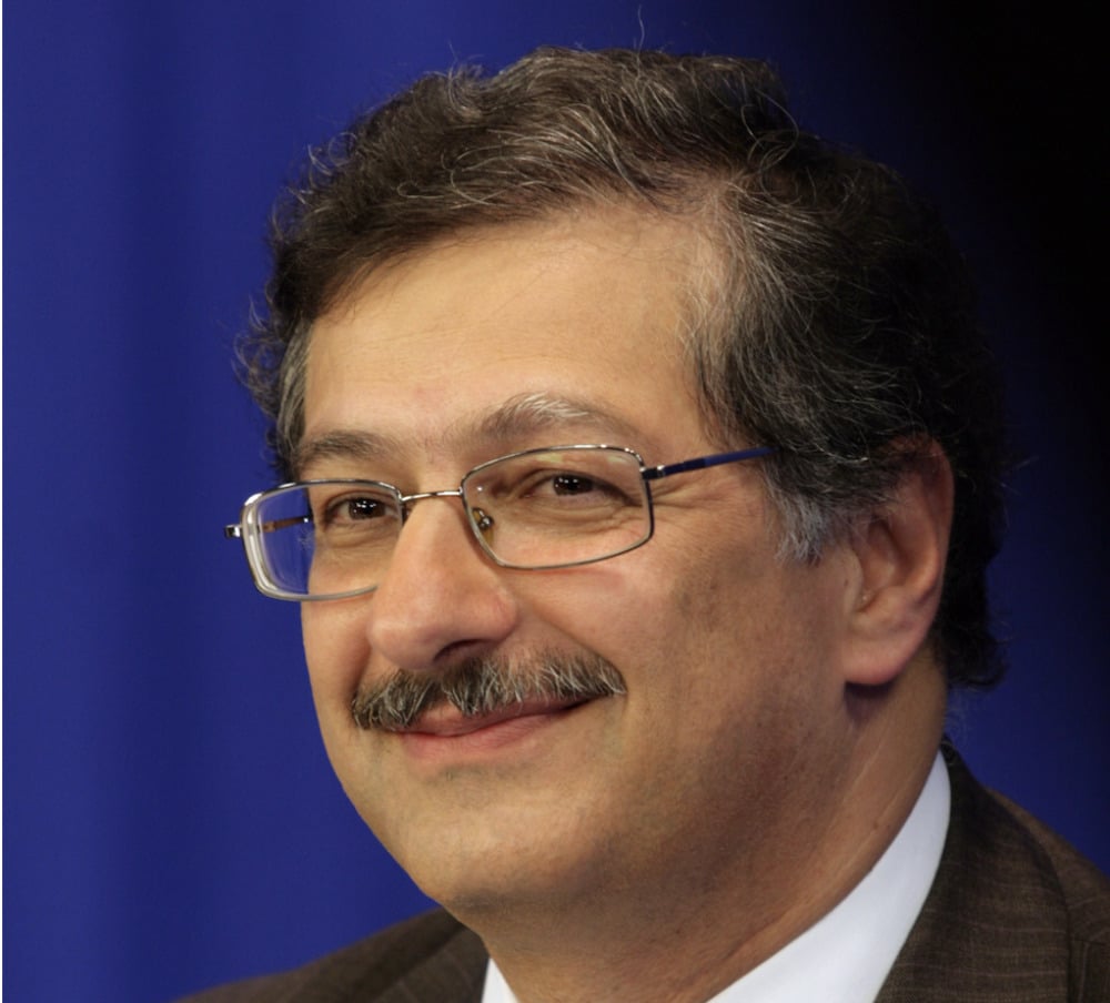 Afchine Alavi, membre du Conseil national de la résistance iranienne, rappelle que le pays dispose de 18 % de réserves pétrolières ce qui le place au 3e rang mondial et de 21,5 % de réserves de gaz, ce qui en fait le numéro 2 mondial.