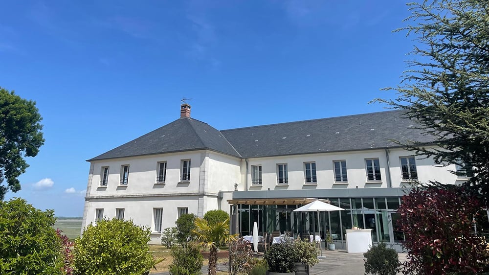 Les Corderies, hôtel et spa niché sur les hauteurs de Saint-Valery-sur-Somme dans les Hauts-de-France, avec vue sur la baie de Somme.