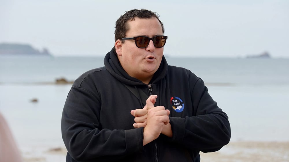 Découvrez le littoral de Saint-Malo lors d’une balade commentée sur les grandes marées par Hugo Besnier, guide spécialisé.