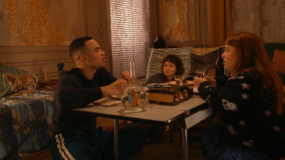 Liv Henneguier (Louise), Theo Christine (Nelson) et Claire Brétheau (Charlie) dans "Quelqu'un devrait interdire les dimanches après-midi" d'Isabel Coixet, épisode 4.
