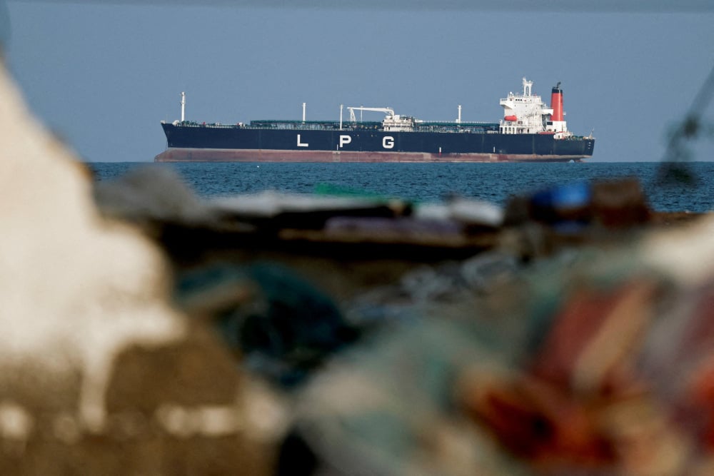 Un méthanier à l'ancrage à Oman alors que le trafic est bloqué dans le détroit d'Ormuz.