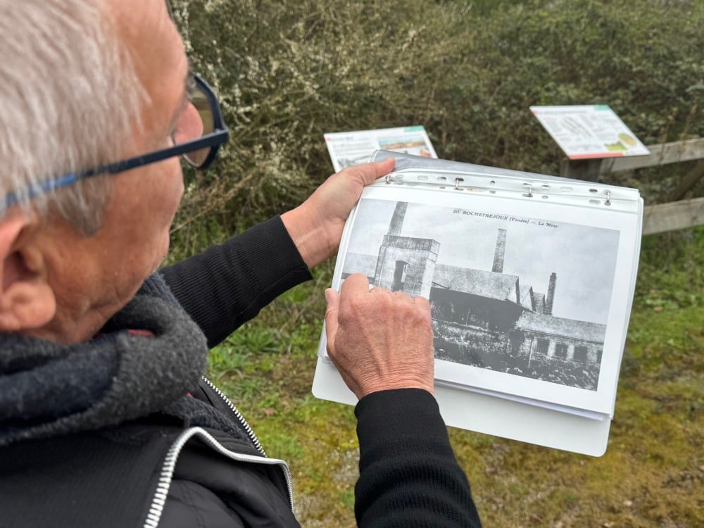 Dominique Loizeau montrant les photos de l'ancienne fonderie