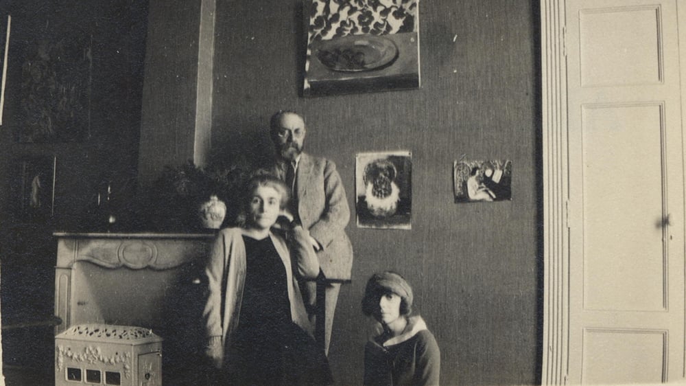 Amélie, Henri et Marguerite Matisse dans l’appartement-atelier de la place Charles-Félix, à Nice, vers 1930, photographie anonyme.