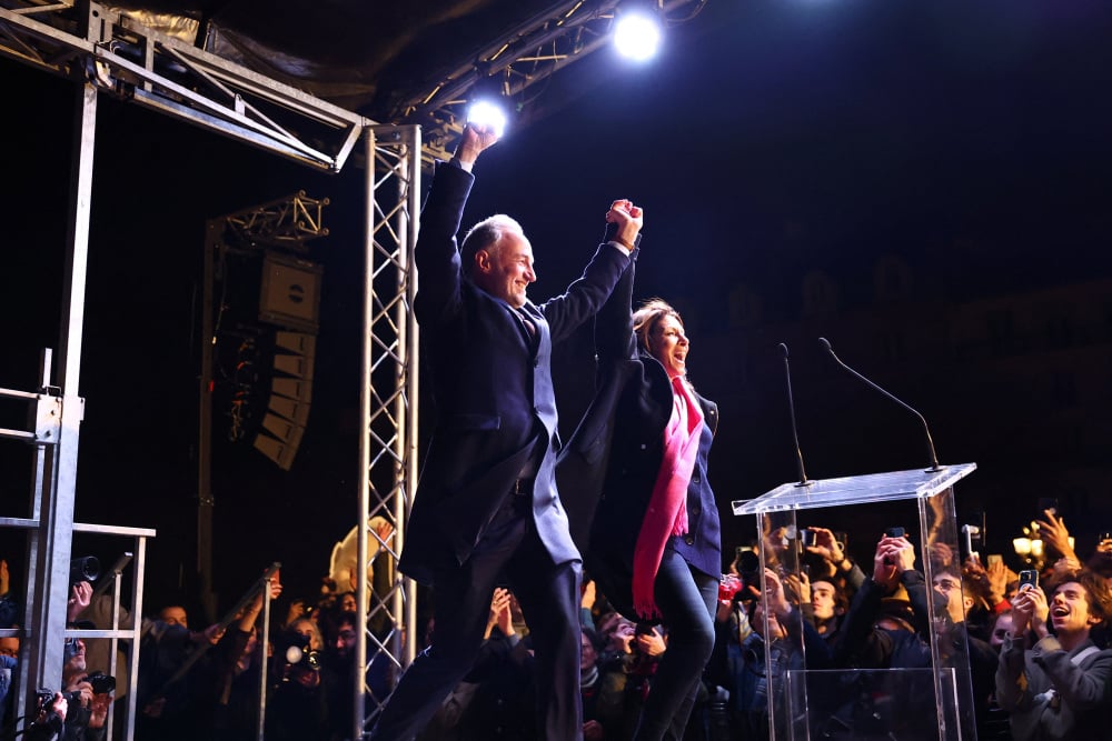 Anne Hidalgo a remis les clés de Paris à Emmanuel grégoire