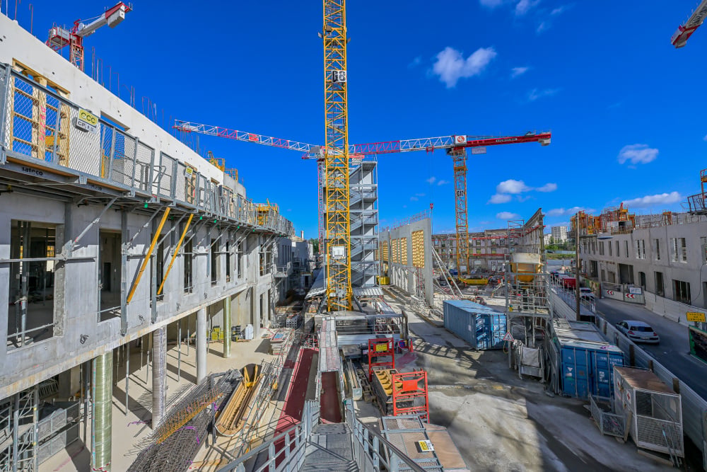 La future "rue-parc" végétalisée qui comptera plus de 100 boutiques, avec des espaces de loisirs et de restauration.
