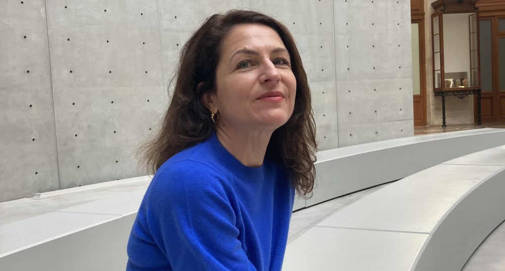 La pianiste Vanessa Wagner lors d'une visite à la Bourse de commerce.