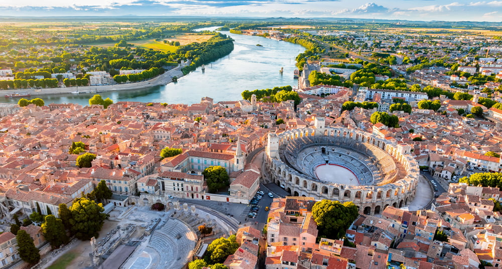 Vue aérienne de la ville d’Arles.