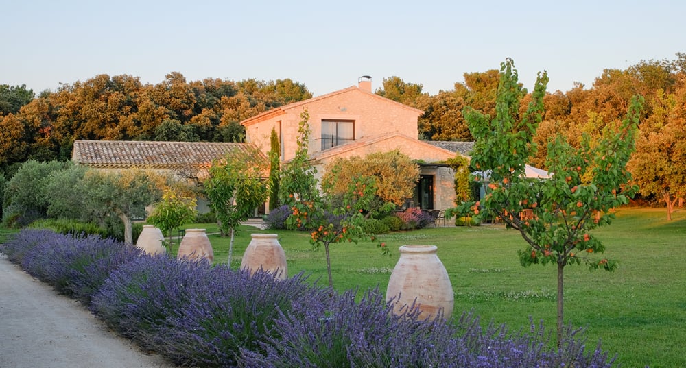 Le Mas Notre Dame est situé à quelques pas du village d’Eygalières, au pied des Alpilles en Provence.