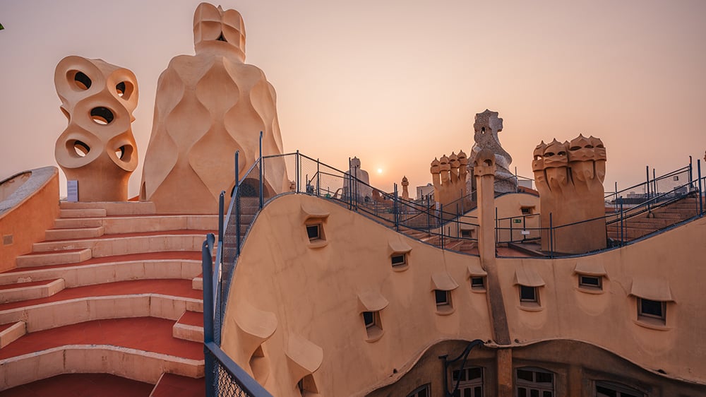 Cet immeuble fut moqué à sa construction, en 1910, surnommé la Pedrera, « la carrière » en catalan, pour son aspect massif.