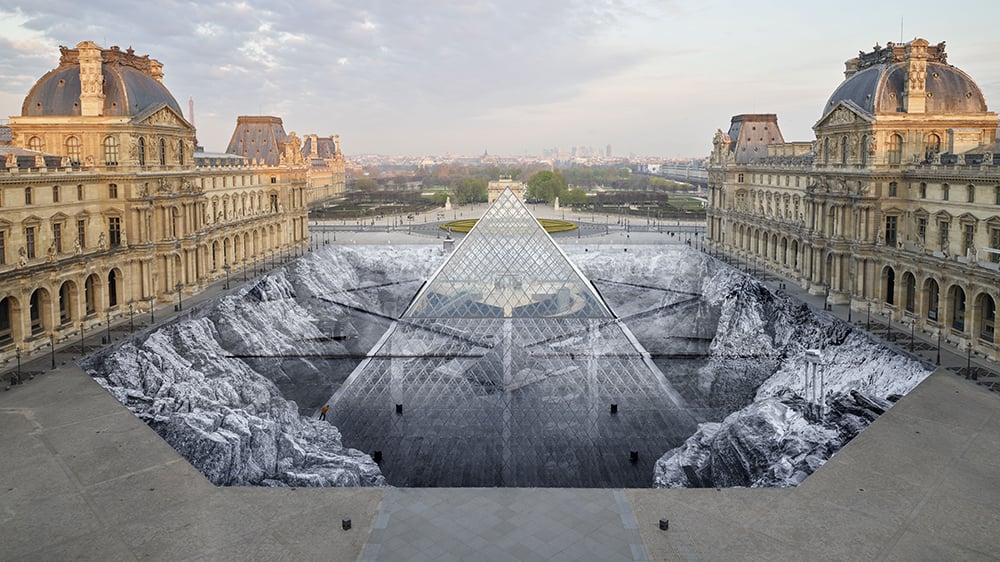 JR au Louvre et le Secret de la Grande Pyramide.