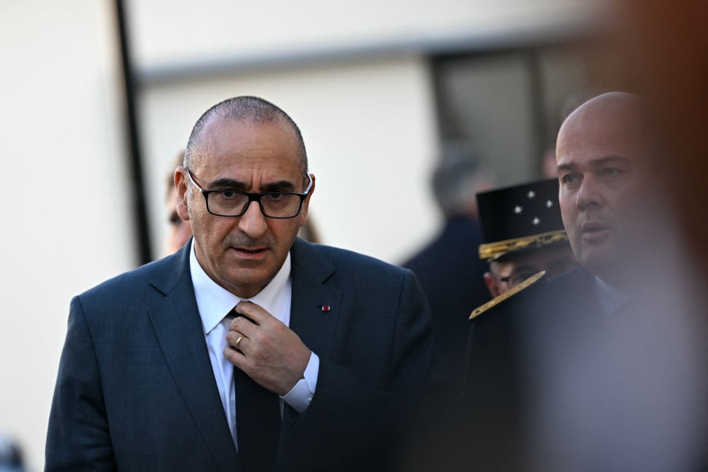 Le ministre français de l'Intérieur, Laurent Nunez, arrive le 30 avril 2026 à la gendarmerie d'Ecquevilly, en banlieue parisienne, pour une visite consacrée aux violences urbaines qui ont touché le département des Yvelines.
