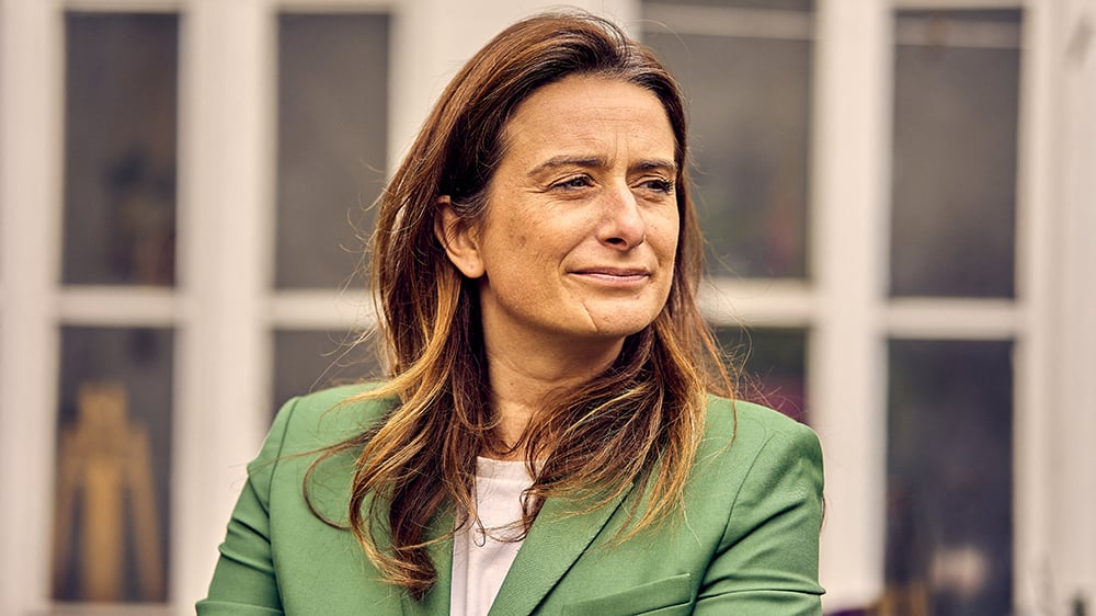 Marine Tondelier, secrétaire nationale du parti « Les Écologistes », participe à une opération de distribution de tracts au Marché d'Aligre à Paris le 6 mars 2026.