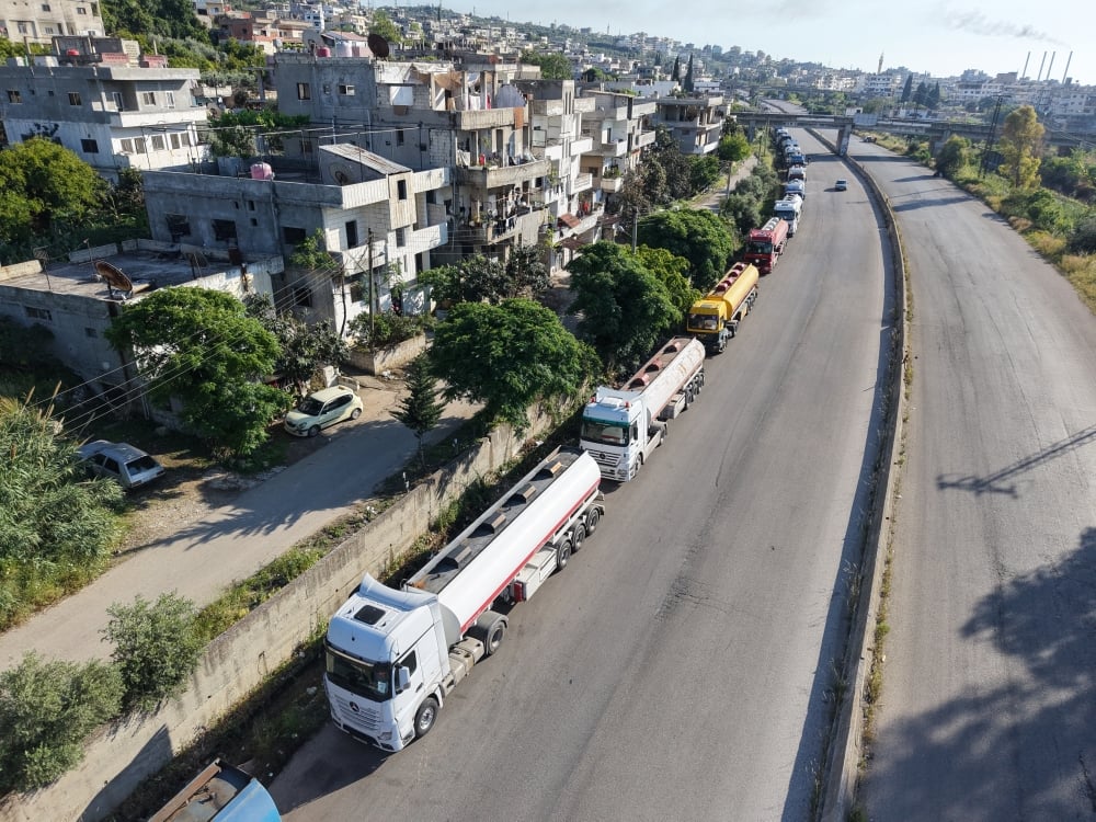 Les infrastructures locales sont débordées par ce nouveau trafic, créant des files de camions sur des dizaines de kilomètres.
