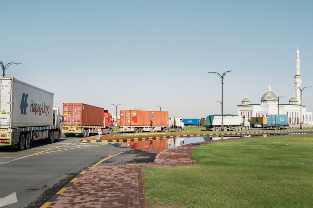 Ces corridors routiers mobilisent des dizaines de milliers de camions dans toute la région.