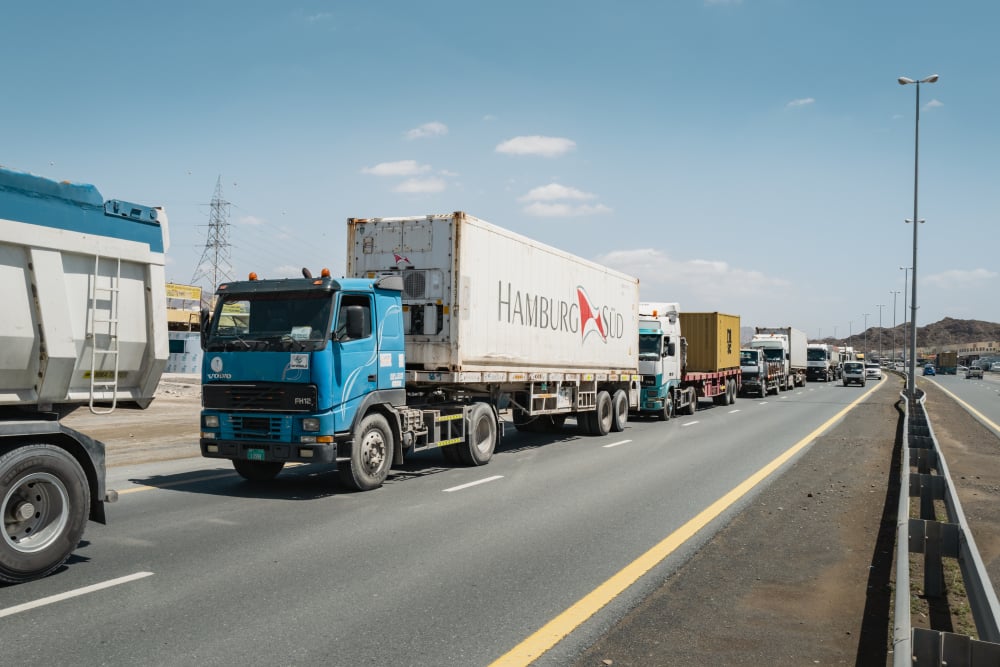 A Fujaïrah, aux Émirats arabes unis, les files de camions circulent jour et nuit.